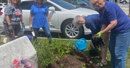 Selbyville Community Club cleans up Veterans’ Memorial