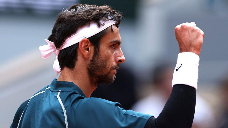 Musetti continues fine form to progress in Paris