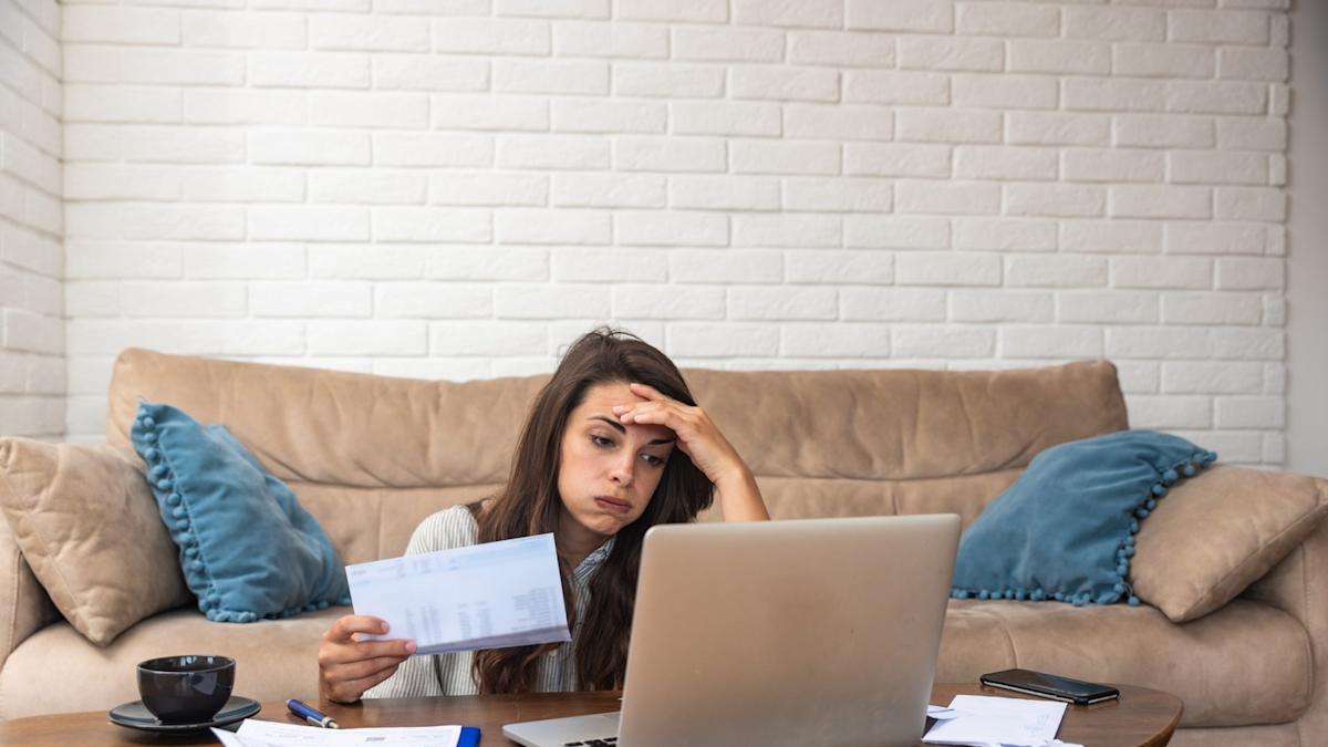 6 Financial Traps Middle Class People Fall Into in Their 20s