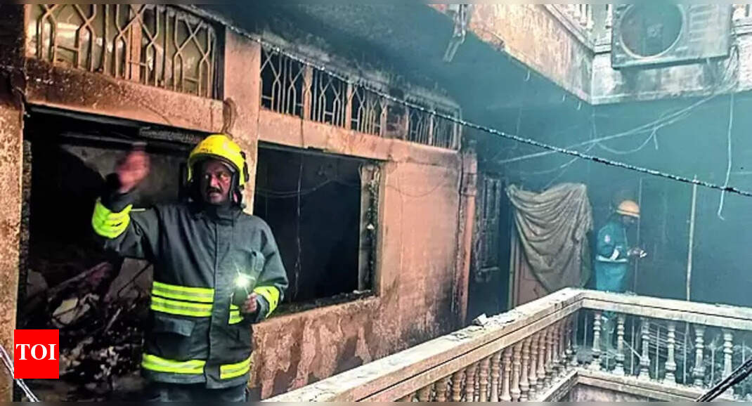 17 of jeweller’s family, 8 kids among them, die in fire near Hyderabad Charminar | India News - The Times of India