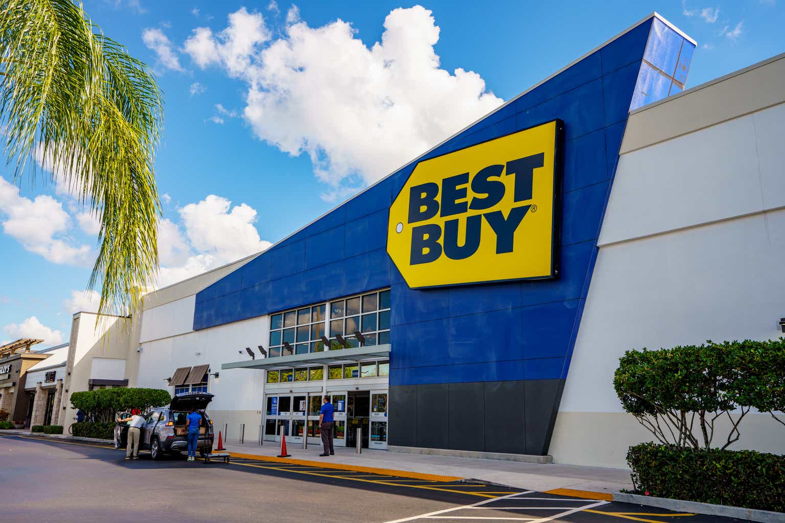 Best Buy Stock: Tariff Environment Still Weighs On Outlook (NYSE:BBY)