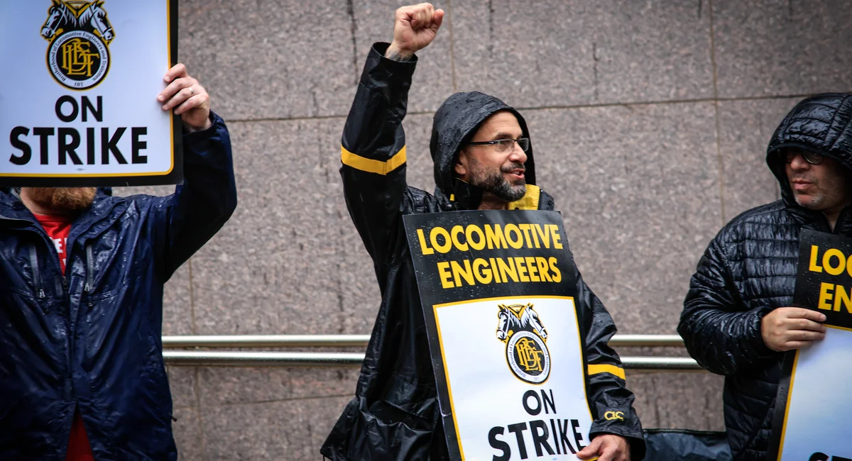 Tentative deal ends NJ Transit strike, train service to resume for Monday commute, union says