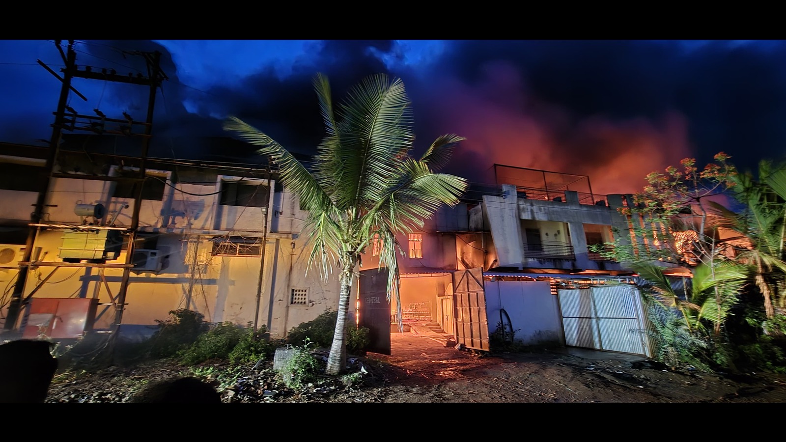 Eight killed in major fire at textile factory in Solapur