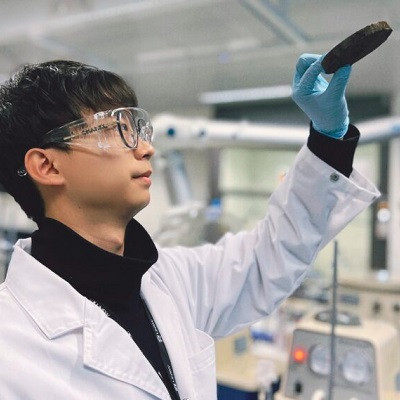 Light as a Feather Nanomaterial Extracts Drinking Water from Air