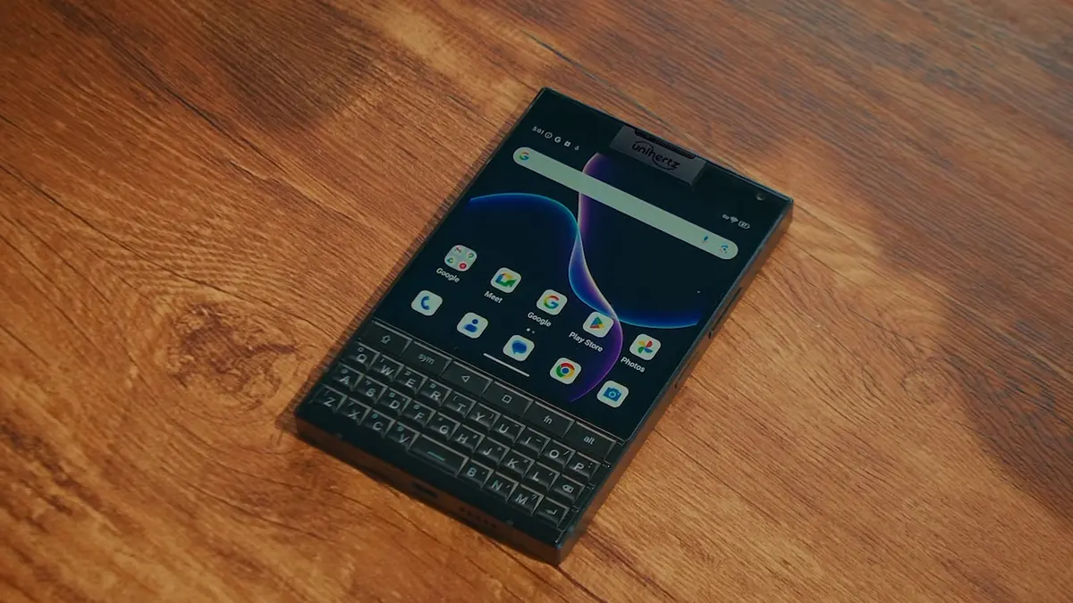 BlackBerry-style phone features a physical keyboard and dual screens