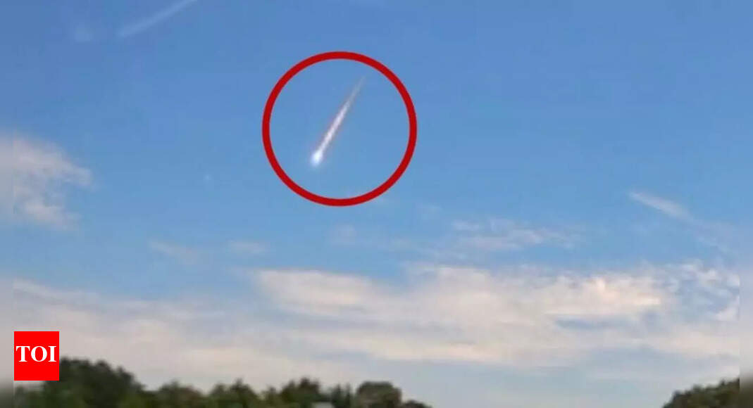 Fireball comet seen streaking across sky over Southeastern US, reportedly crashes into Georgia home | - The Times of India