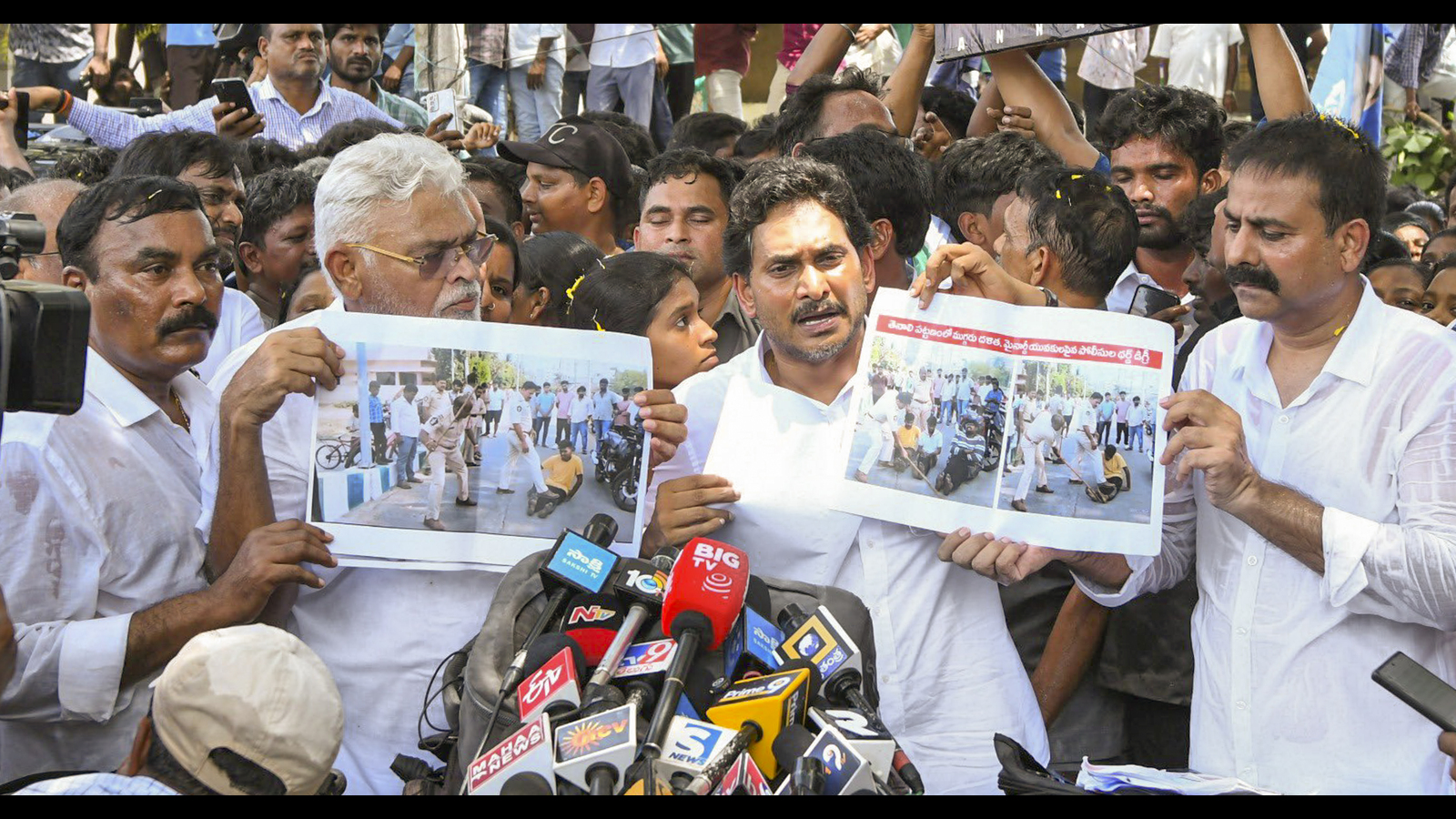 Dalit groups protest against Jagan Reddy’s visit toTenali