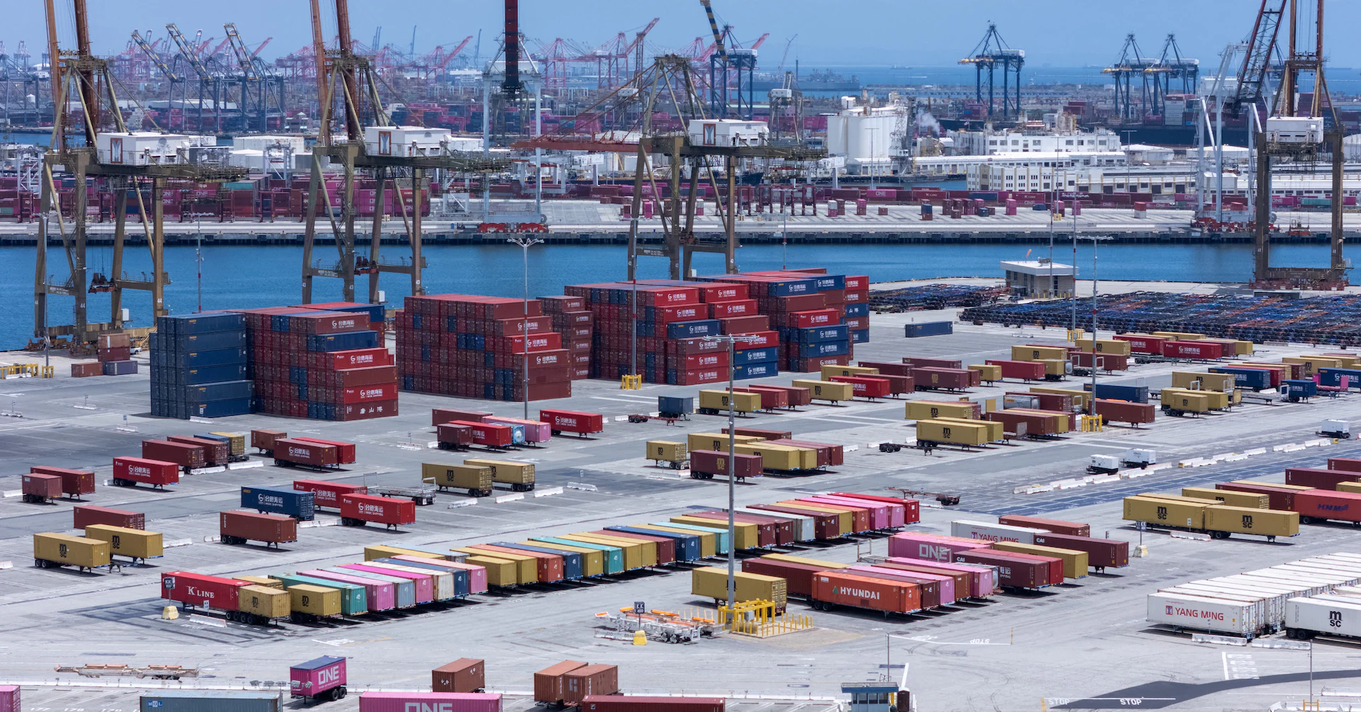 US business inventories unchanged in April