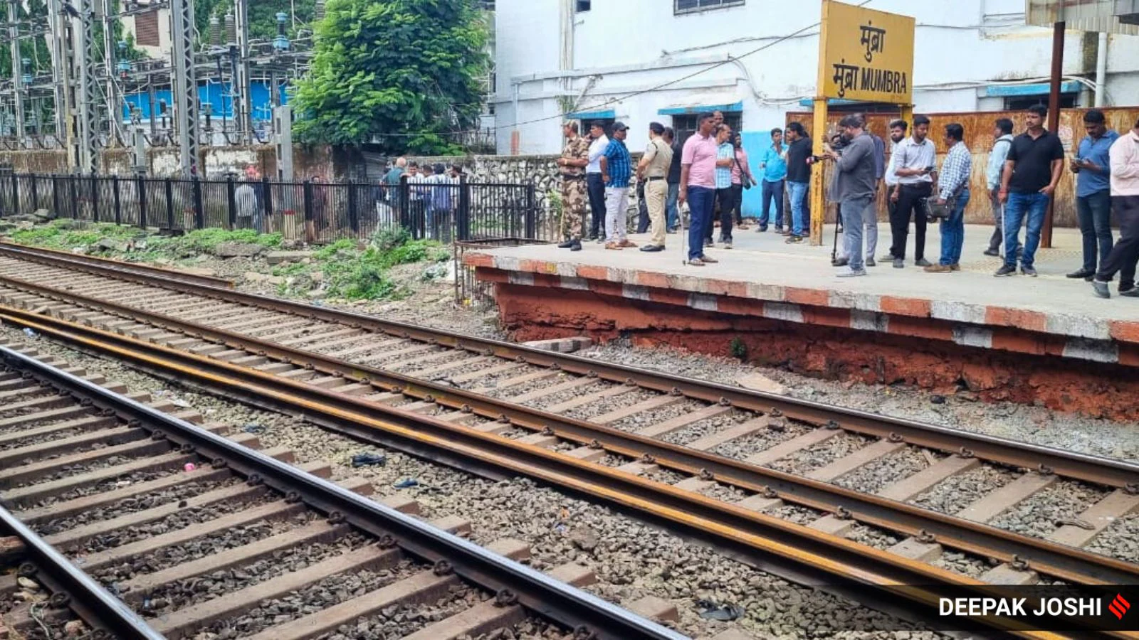 After passengers fall off moving Mumbai local, Railway Board decides to introduce trains with automatic door closer facility