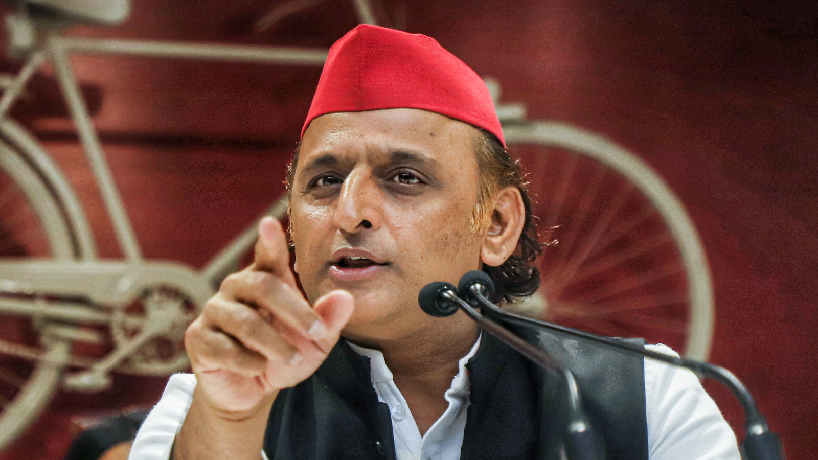 Akhilesh Yadav backs Mamata’s charge of ‘backdoor NRC’, says BJP can do anything