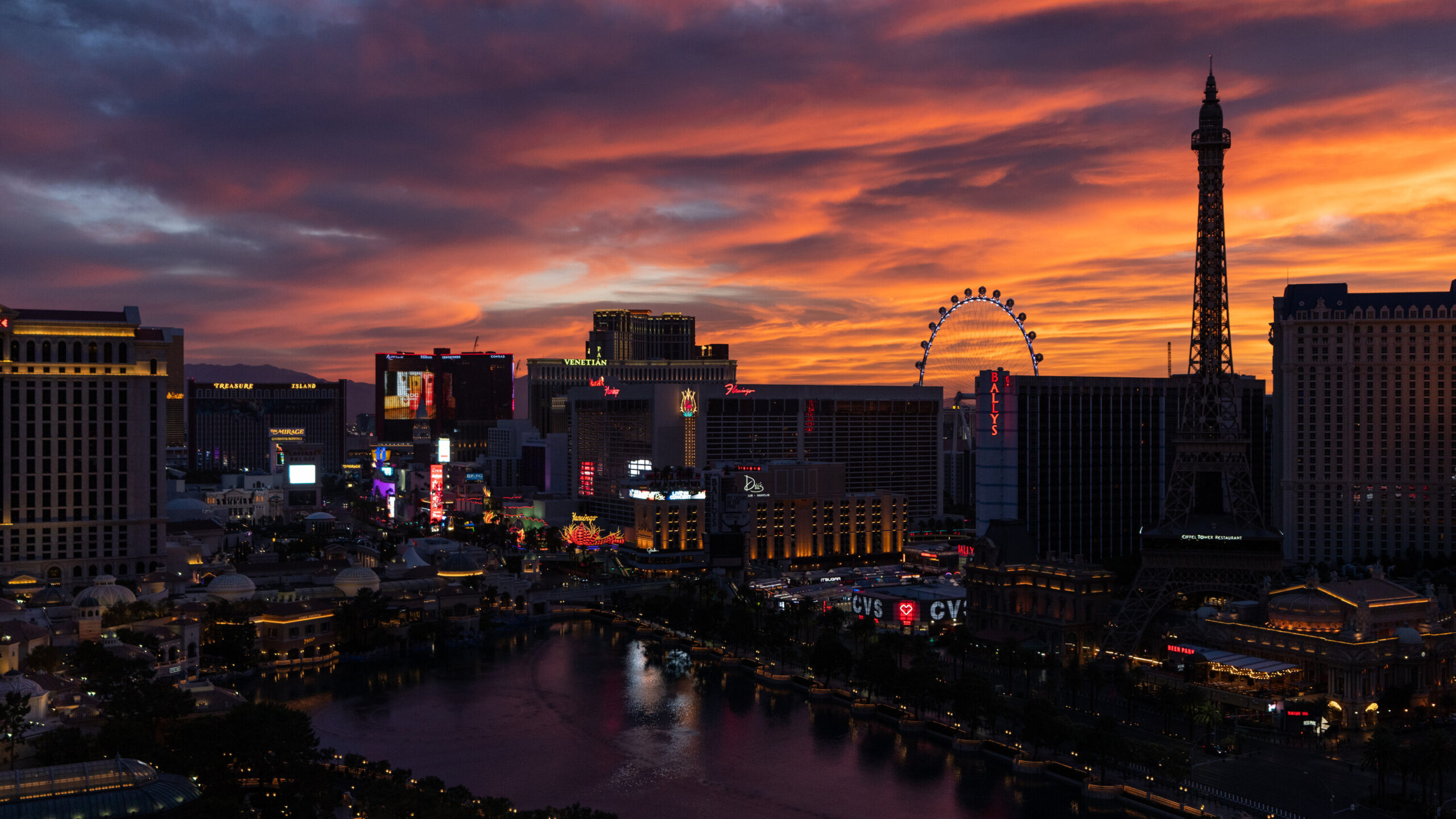 2 Killed in Shooting on Las Vegas Strip