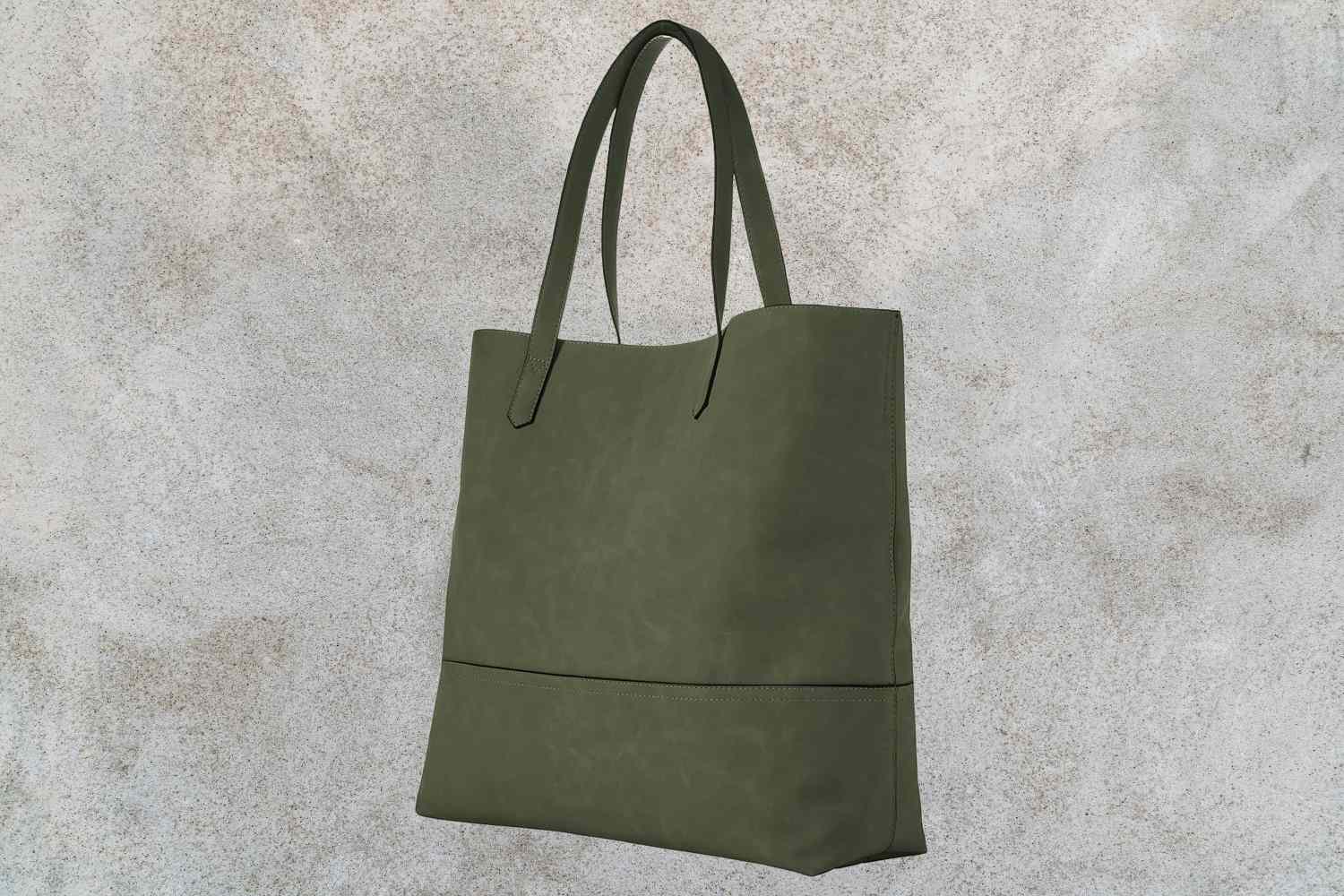 Jet-setters Say This $60 Amazon Tote Is the M.V.P. of Travel Bags—and It’s Also Oprah-approved