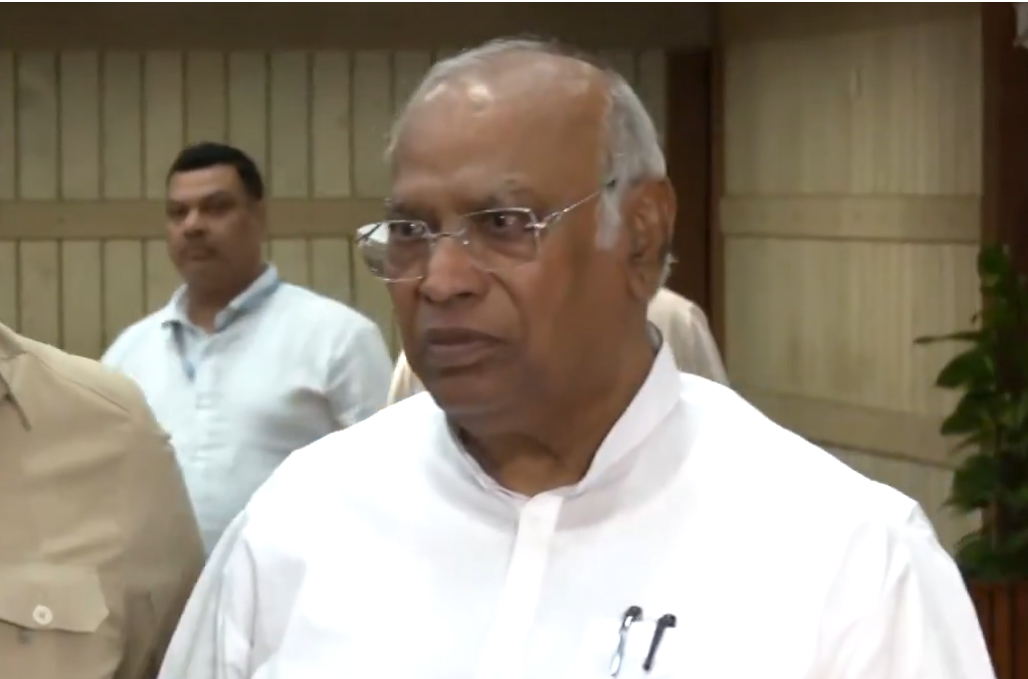 Kharge’s swipe at Tharoor