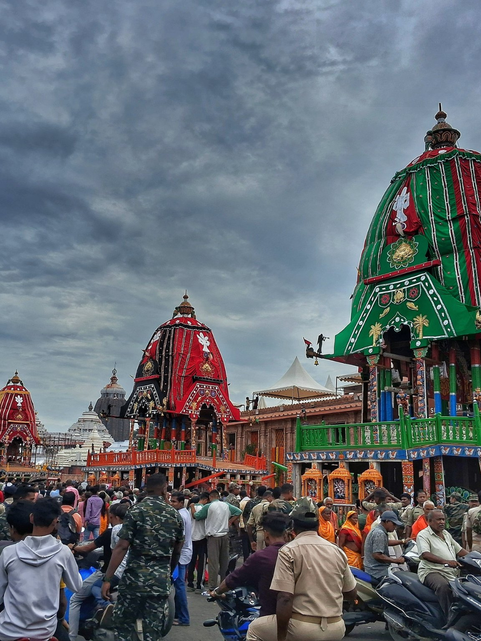 Jagannath Puri 2025 - Devotees gather in Large Numbers in Puri