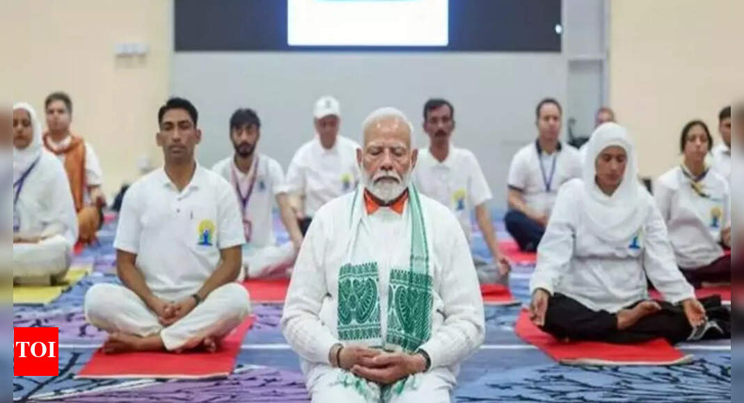 International Yoga Day 2025 Live Updates: PM Modi to perform yoga with 3 lakh people in Vizag; UNHQ to join global celebrations - The Times of India