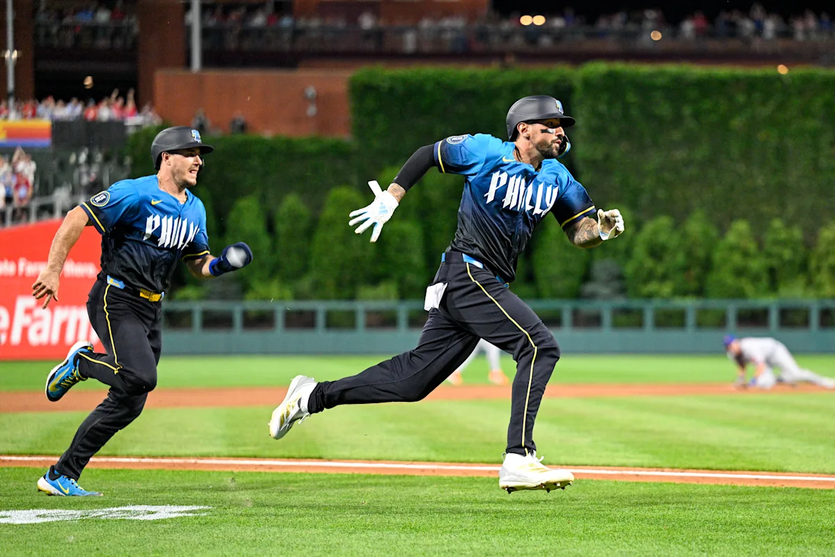 Nick Castellanos, J.T. Realmuto nearly score simultaneously, Phillies reclaim 1st in NL East with 10