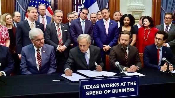 Abbott touts pro-business policy at bill signing in Fort Worth