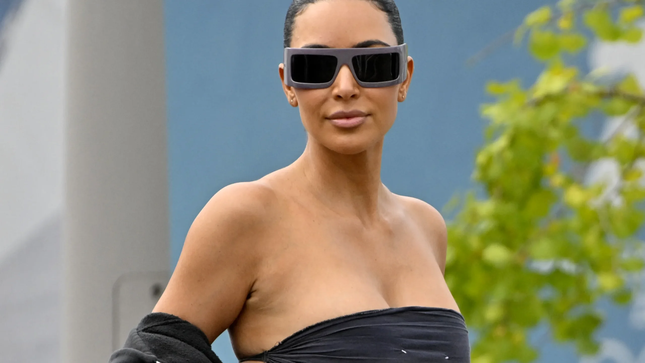 Kim and Khloe Kardashian, Kris Jenner arrive for Jeff Bezos and Lauren Sánchez wedding