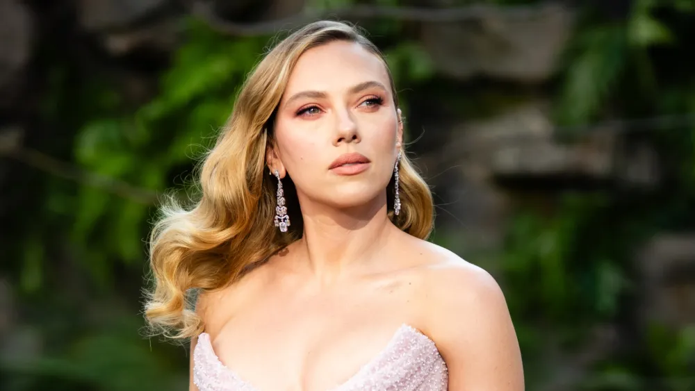 Scarlett Johansson and More Celebrities Revive the Controversial Side Part: The Hairstyle Dividing Millennials and Gen Z