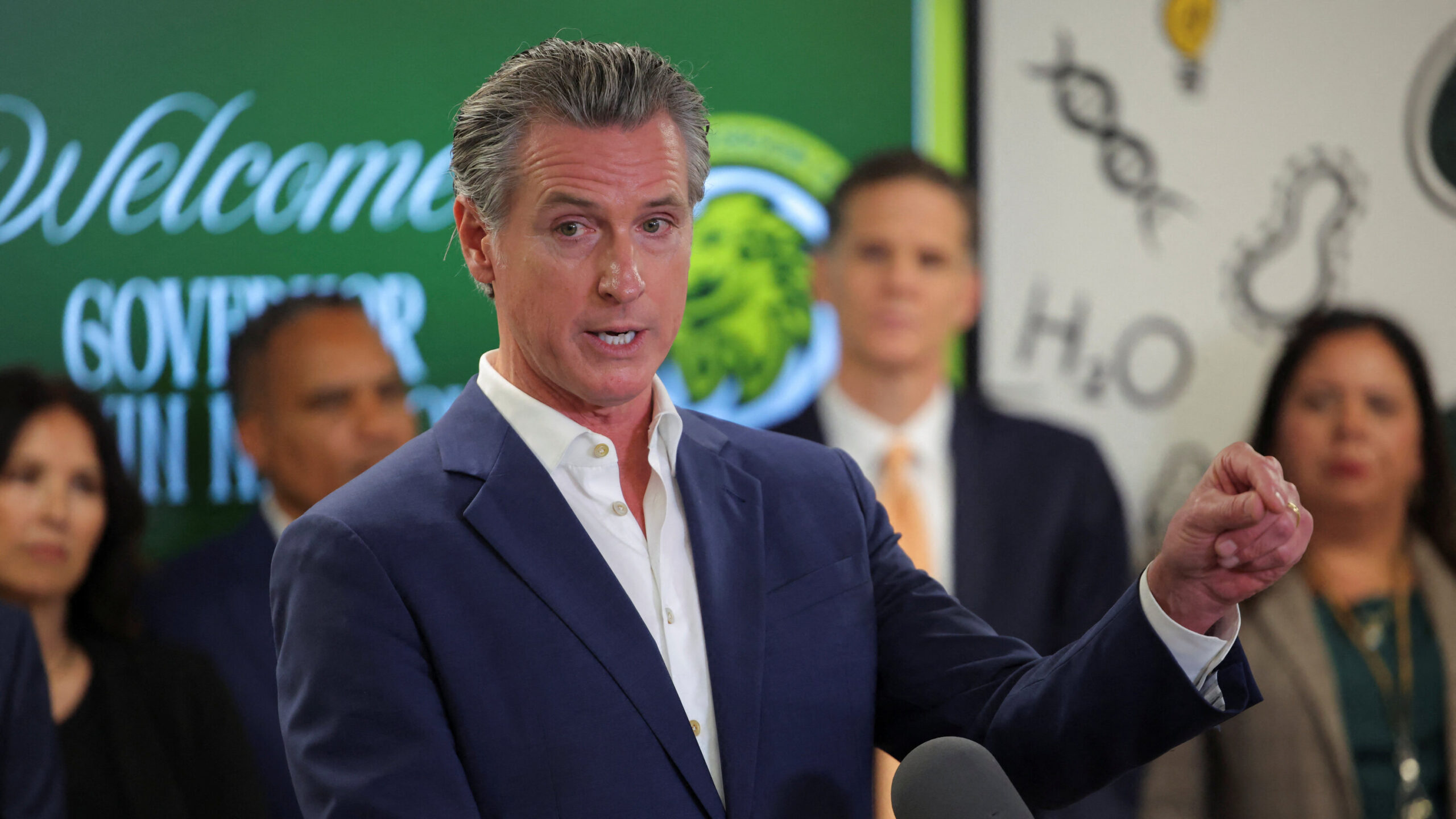 Trump Pivots From Musk to Newsom