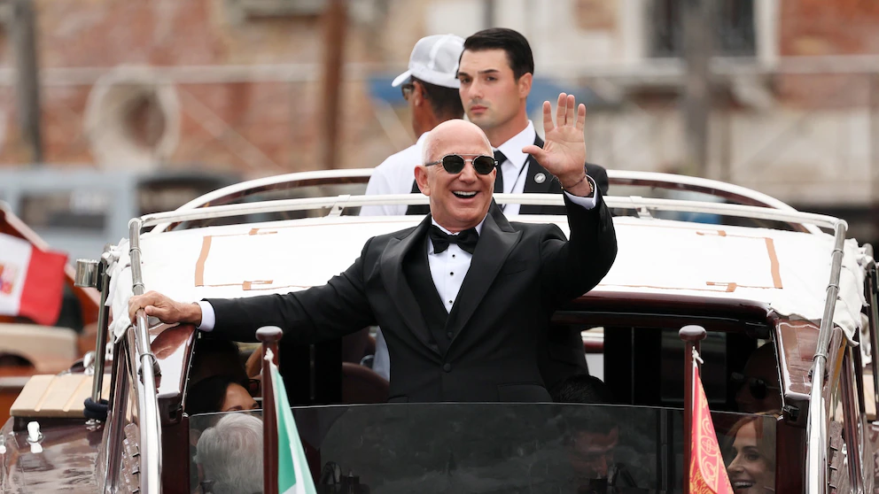 See all the celebrities who attended Jeff Bezos and Lauren Sánchez's lavish wedding