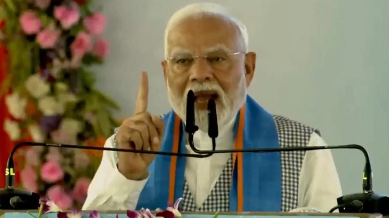 Parivaar ka saath, parivaar ka vikas: PM's jibe at RJD-Congress in Bihar