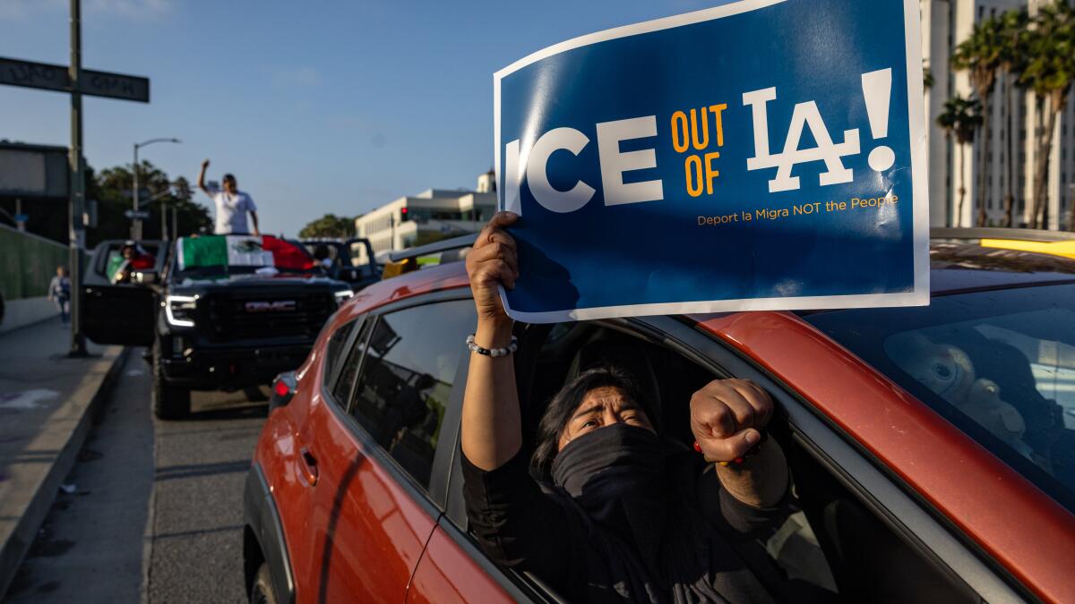 Commentary: History shows mass deportations don't work. So why does Trump want them?