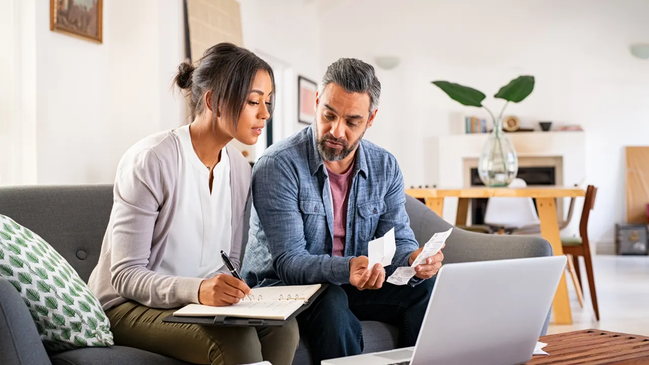 Americans increasingly abandon financial planning as economic pressures mount