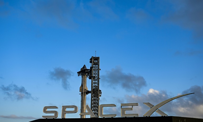 SpaceX Starship explodes during routine test