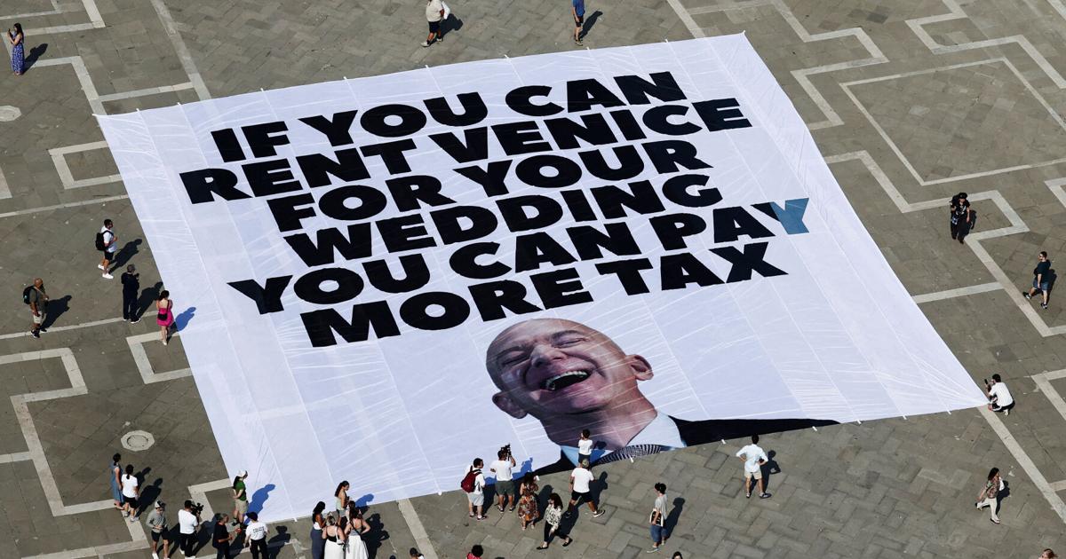PEOPLE-BEZOS/WEDDING-PROTEST