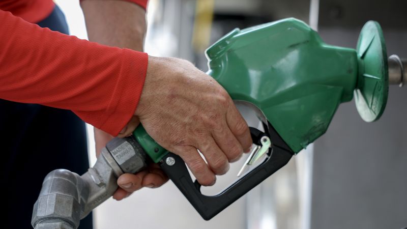 Why gasoline prices aren’t tumbling along with sinking oil
