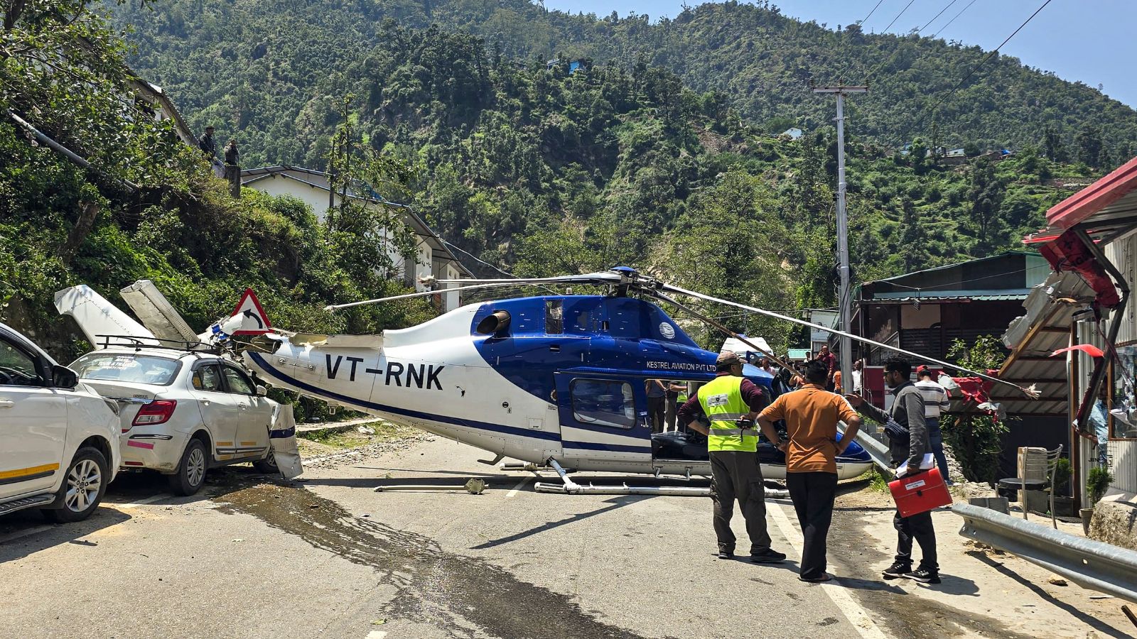 Chopper on way to Kedarnath makes emergency landing on highway