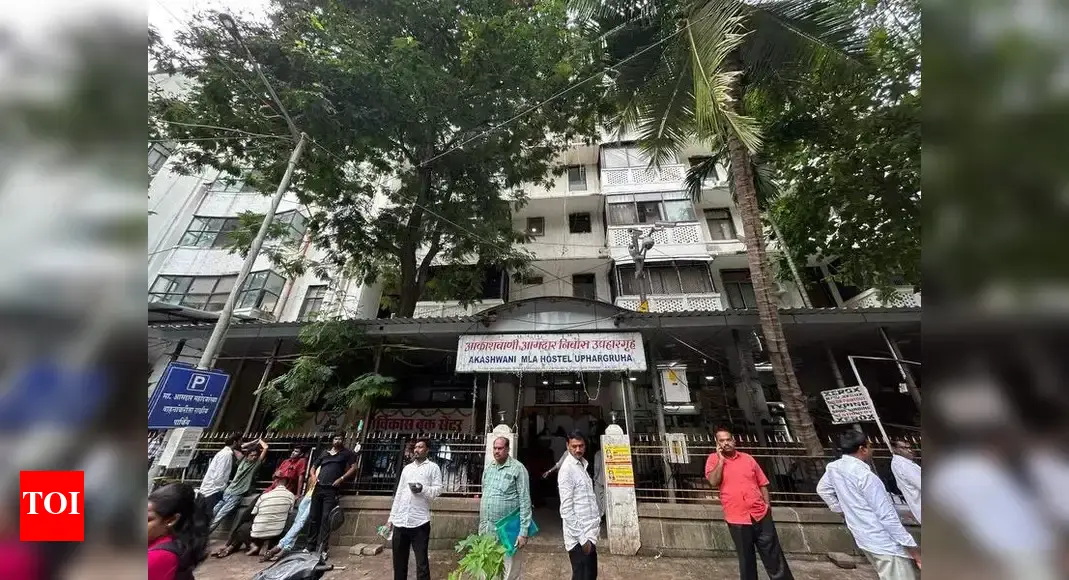 Attack lowers image of elected reps: Fadnavis | Mumbai News