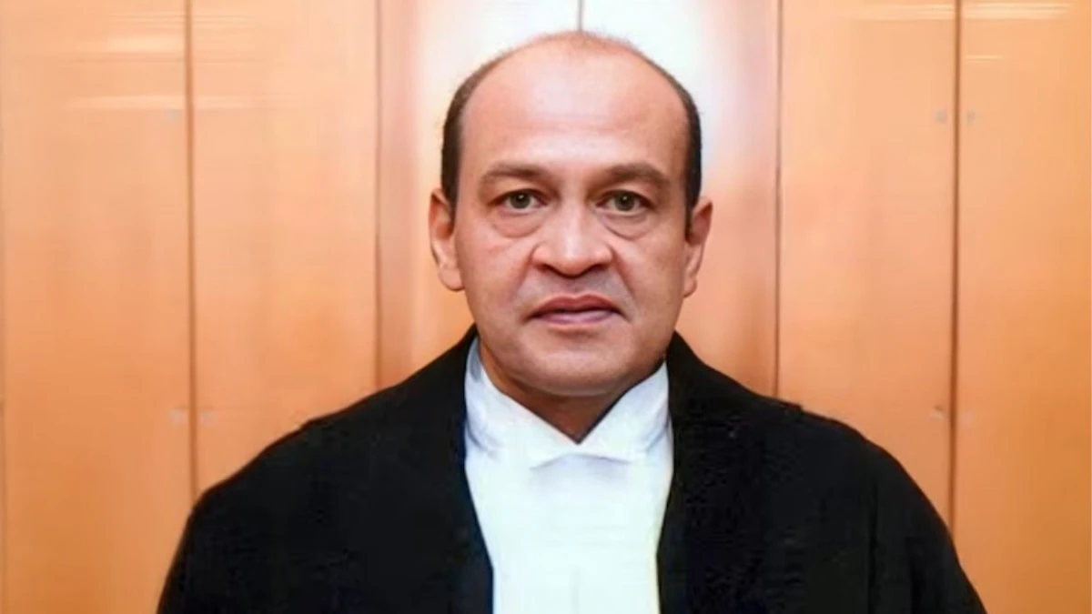 What happens if both Houses pass motion for removal of judge on same day?