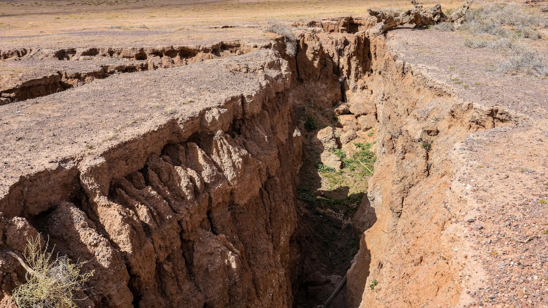 Watch the Earth split in real time: Stunning footage reveals a 2. 5-meter fault slip in seconds