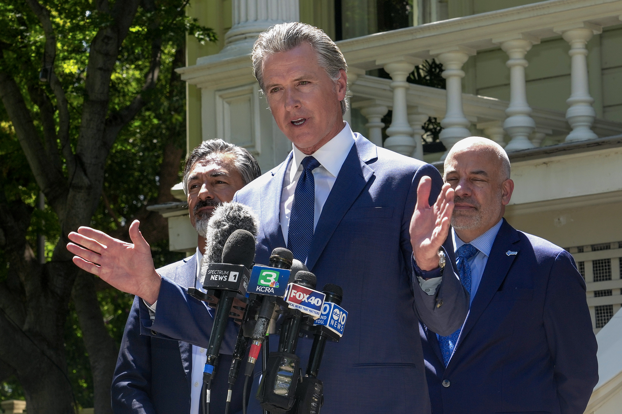 Newsom ramps up California redistricting threat as Texas weighs new Republican maps