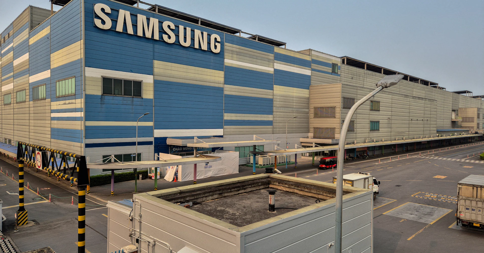 Samsung Electronics shares extend gains after Tesla deal, but challenges remain