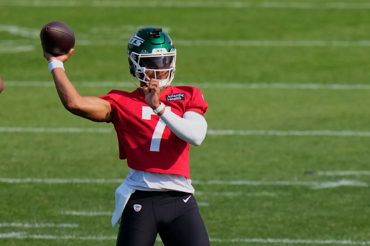 NFL training camp 2025 news, live updates: Justin Fields reportedly carted off with injury at Jets practice