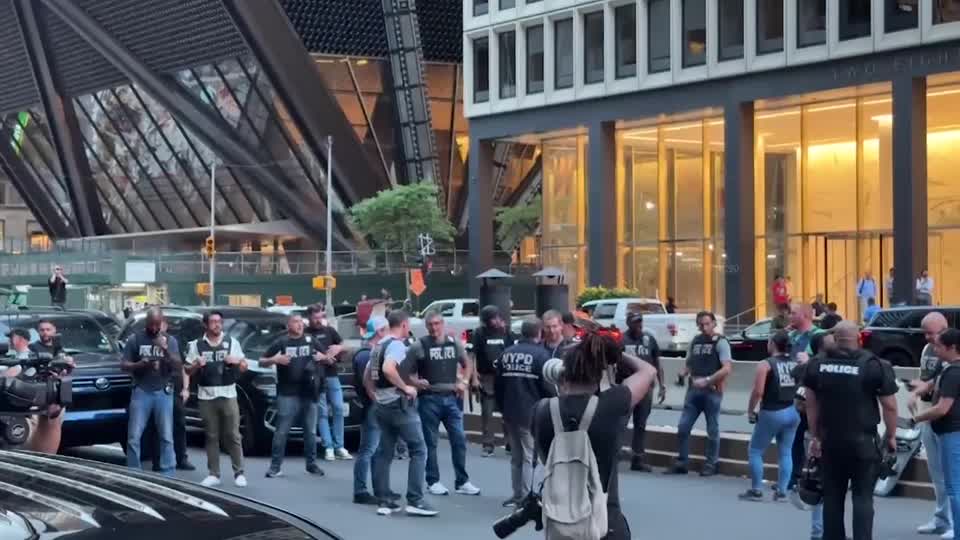 Gunman kills four in Manhattan skyscraper, then takes own life