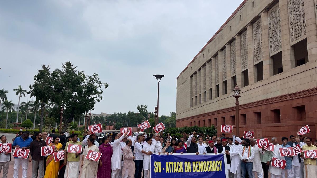 Sonia, Kharge, Rahul, Akhilesh join Opposition leaders in protest against SIR