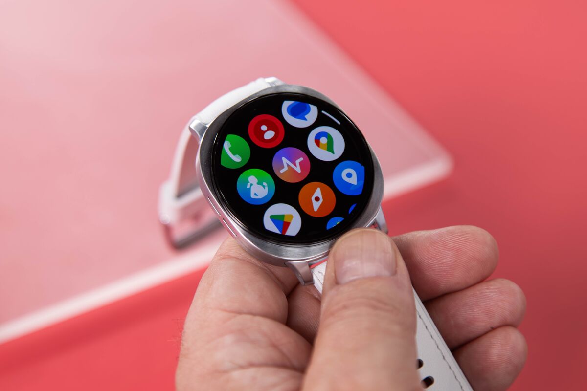 Samsung Unveils Redesigned Smartwatches With Google’s AI Built In