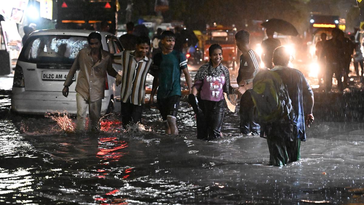 Heavy rain causes waterlogging, traffic snarls in parts of city