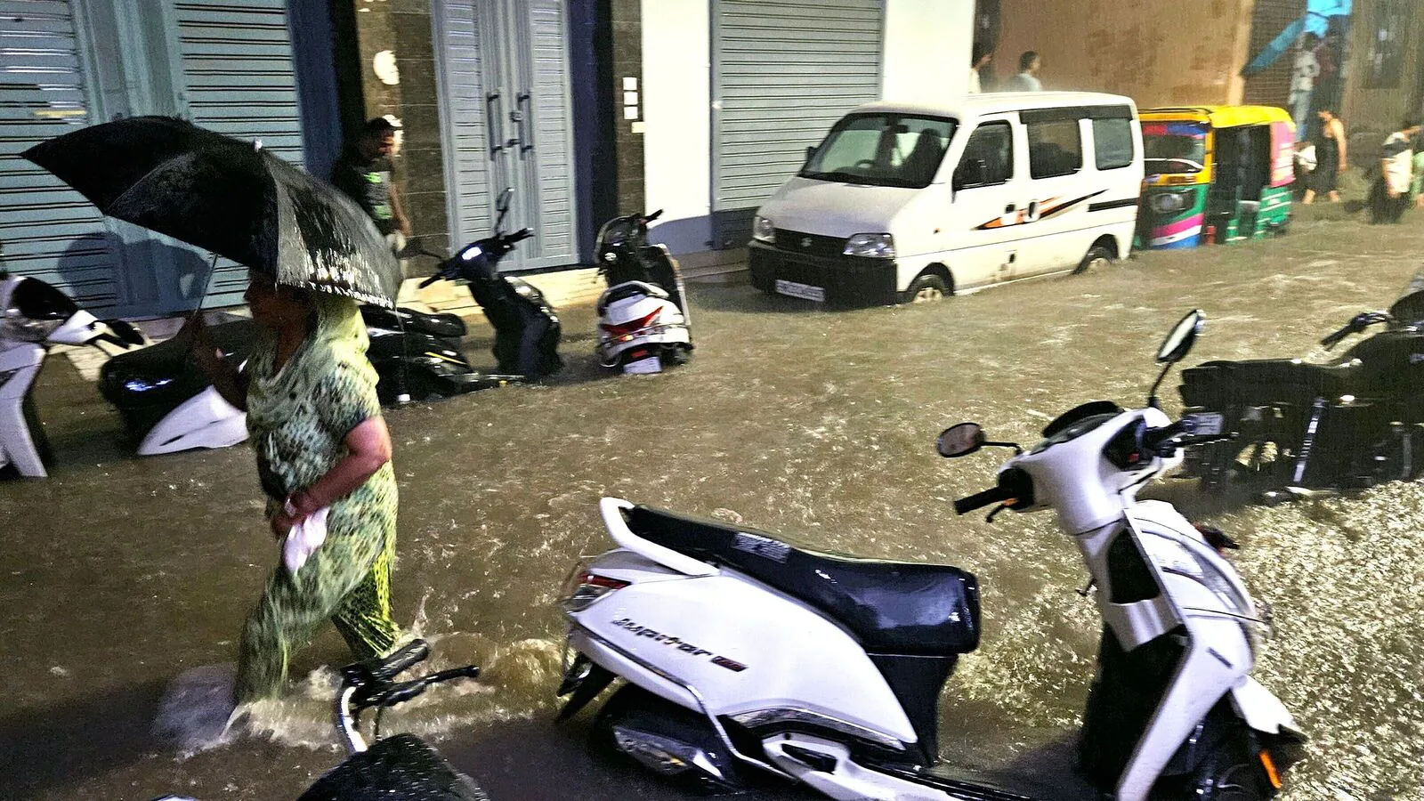 Heavy rain leads to severe waterlogging, traffic snarls in Delhi, Gurgaon