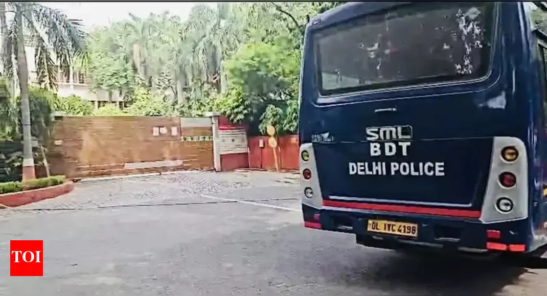 Threat mails continue for fourth day, SRCC & Hindu among 40 institutions at receiving end | Delhi Ne