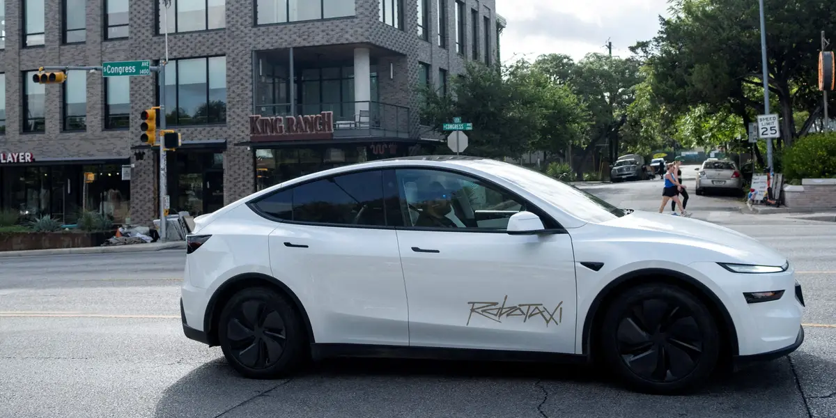 We asked 3 autonomous driving experts to comment on Tesla's robotaxi launch and break down videos of some of its errors