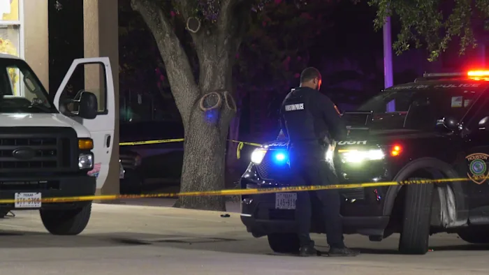 Man finds brother shot to death outside Houston business, gunman at large