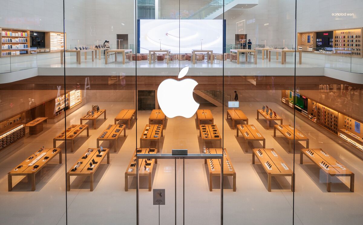 Apple Plans New MacBook Pro, iPhone 17e and iPads by Early 2026