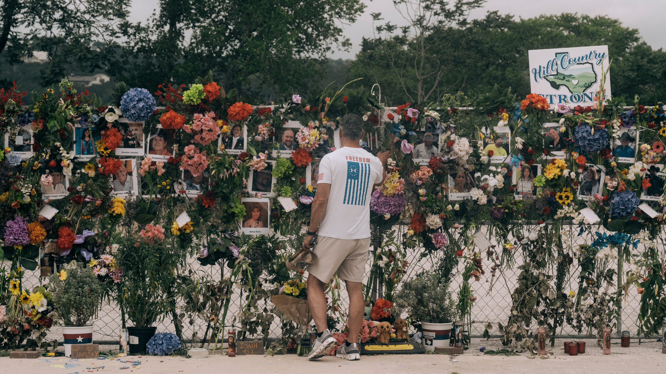Texans Offer a Hand and Open Their Hearts as Flood Death Toll Grows