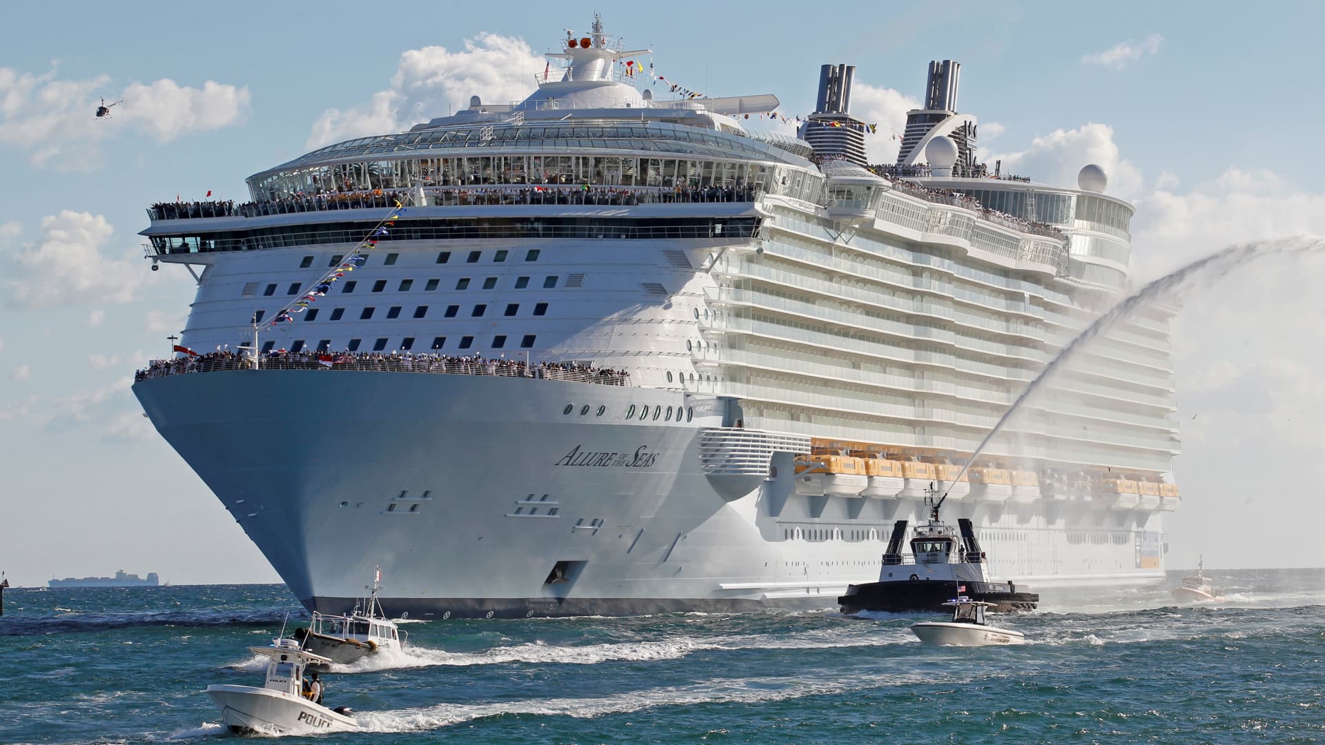 Royal Caribbean lifts full-year guidance on strong cruise bookings