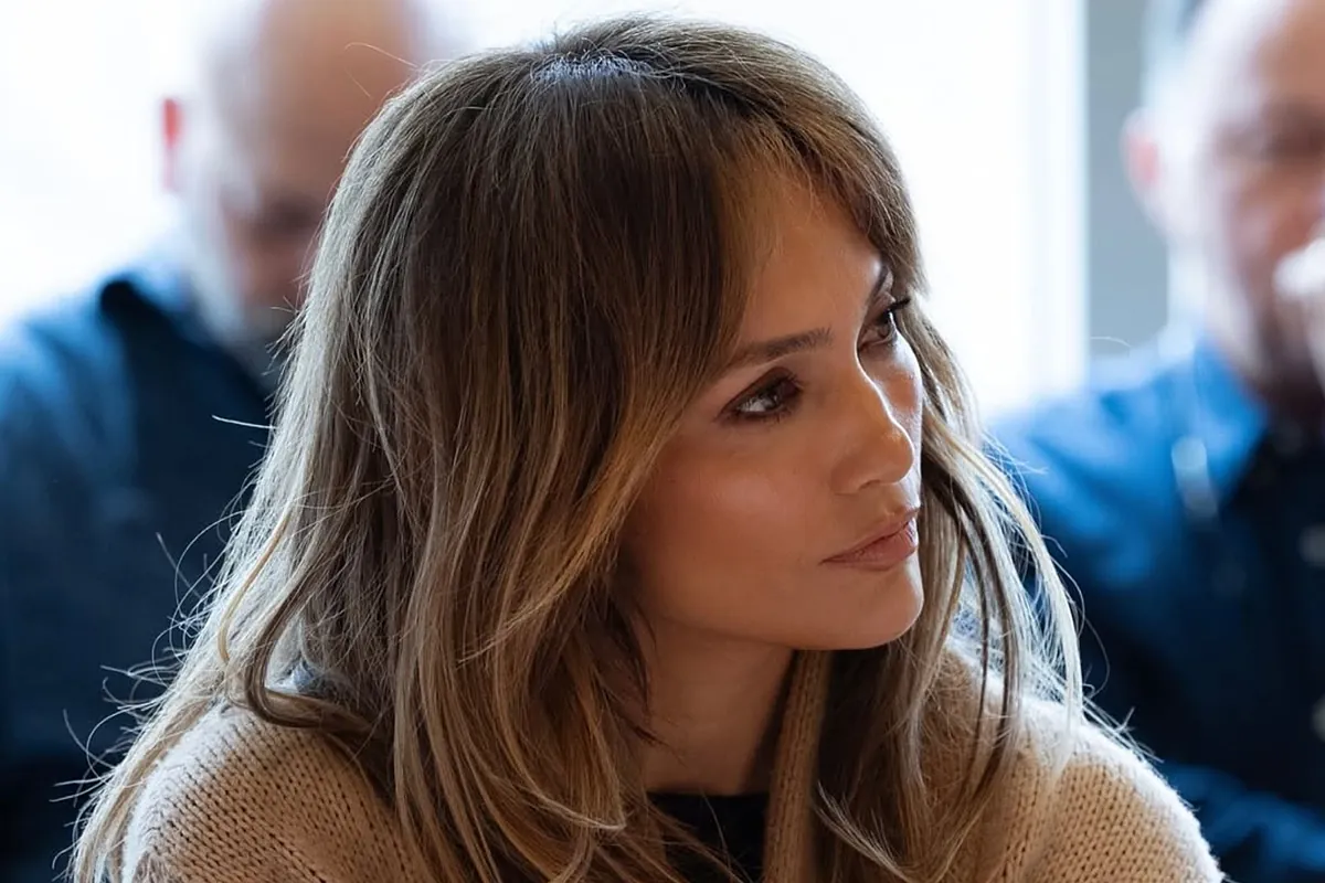 Jennifer Lopez faces street crowd in a way celebrities rarely dare without security